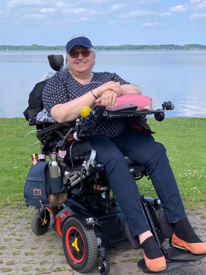 Susanne Steffgen im Rollstuhl in einem Garten