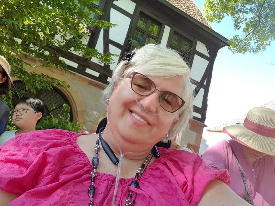 Susanne Steffgen vor einem Fachwerkhaus in Ganderkesee