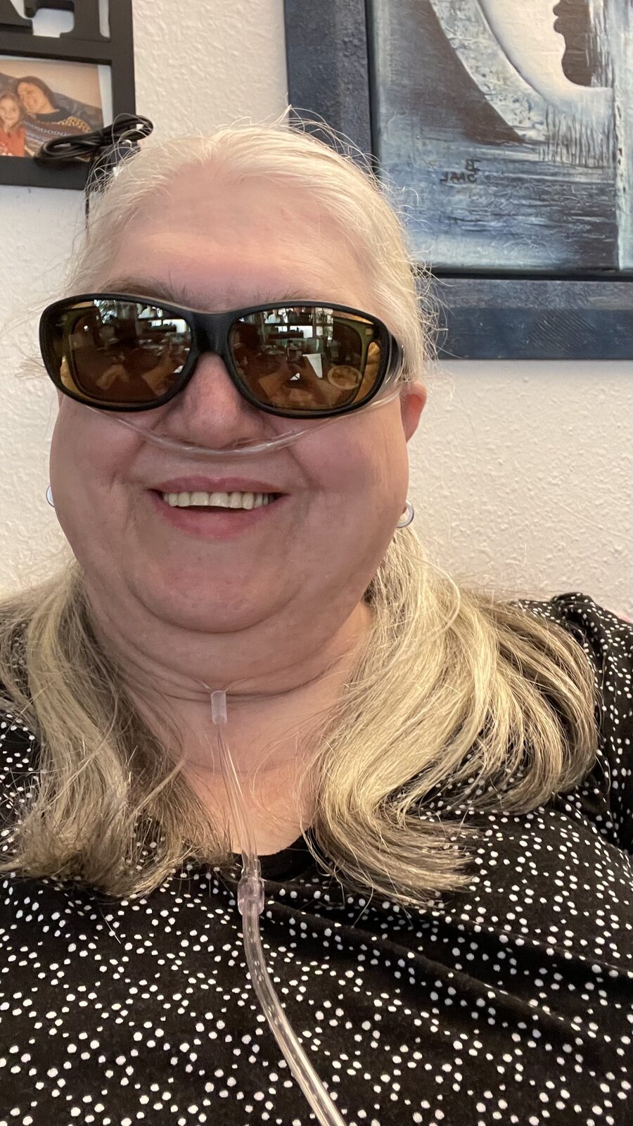 Susanne Steffgen mit rotem Schal und Sonnenbrille