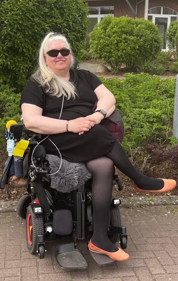 Susanne Steffgen im Rollstuhl in schwarzem Kleid